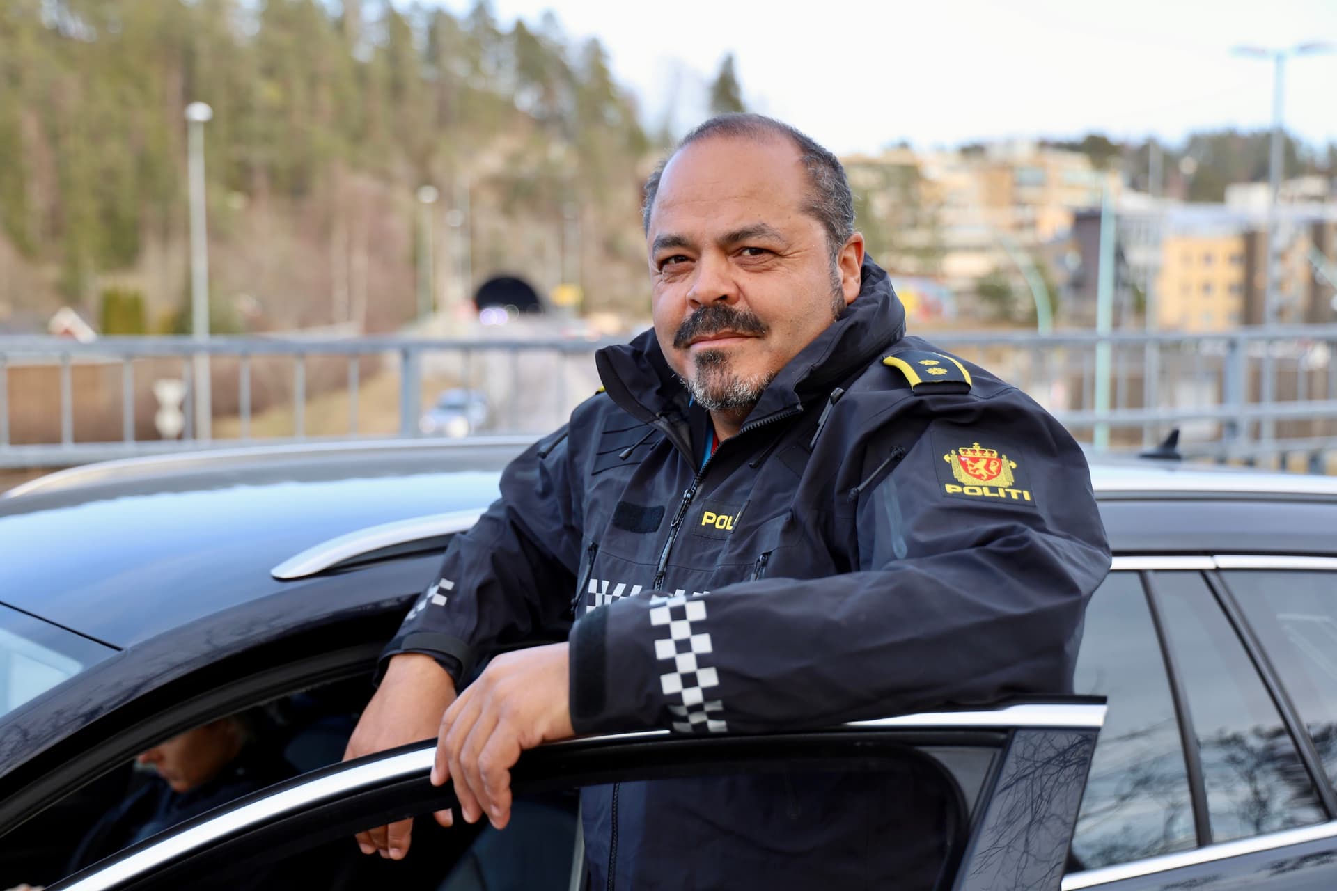 Politibetjent ved bildør