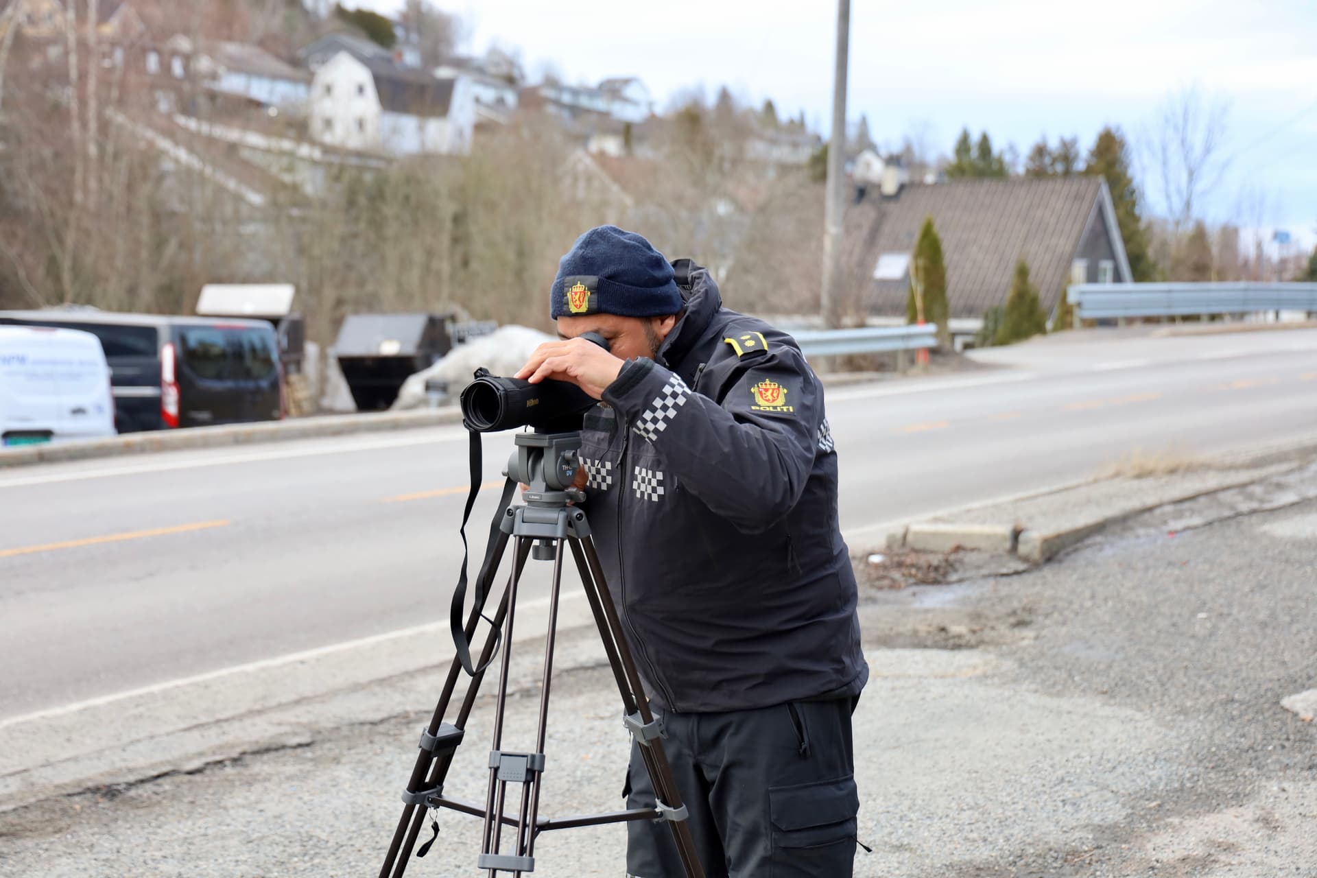Politibetjent som ser inn i fartsmåler