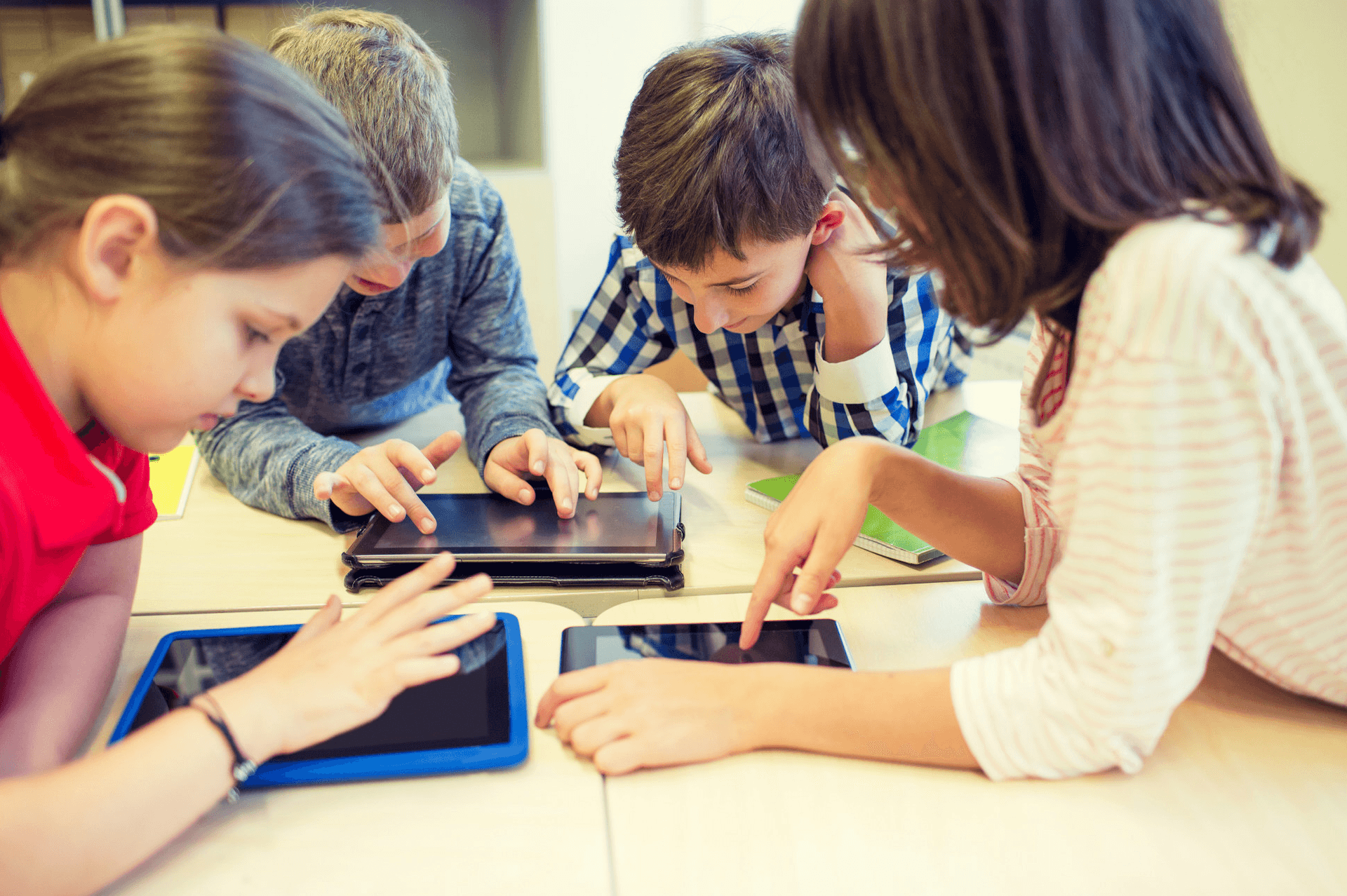 Skolebarn ser på Ipad.