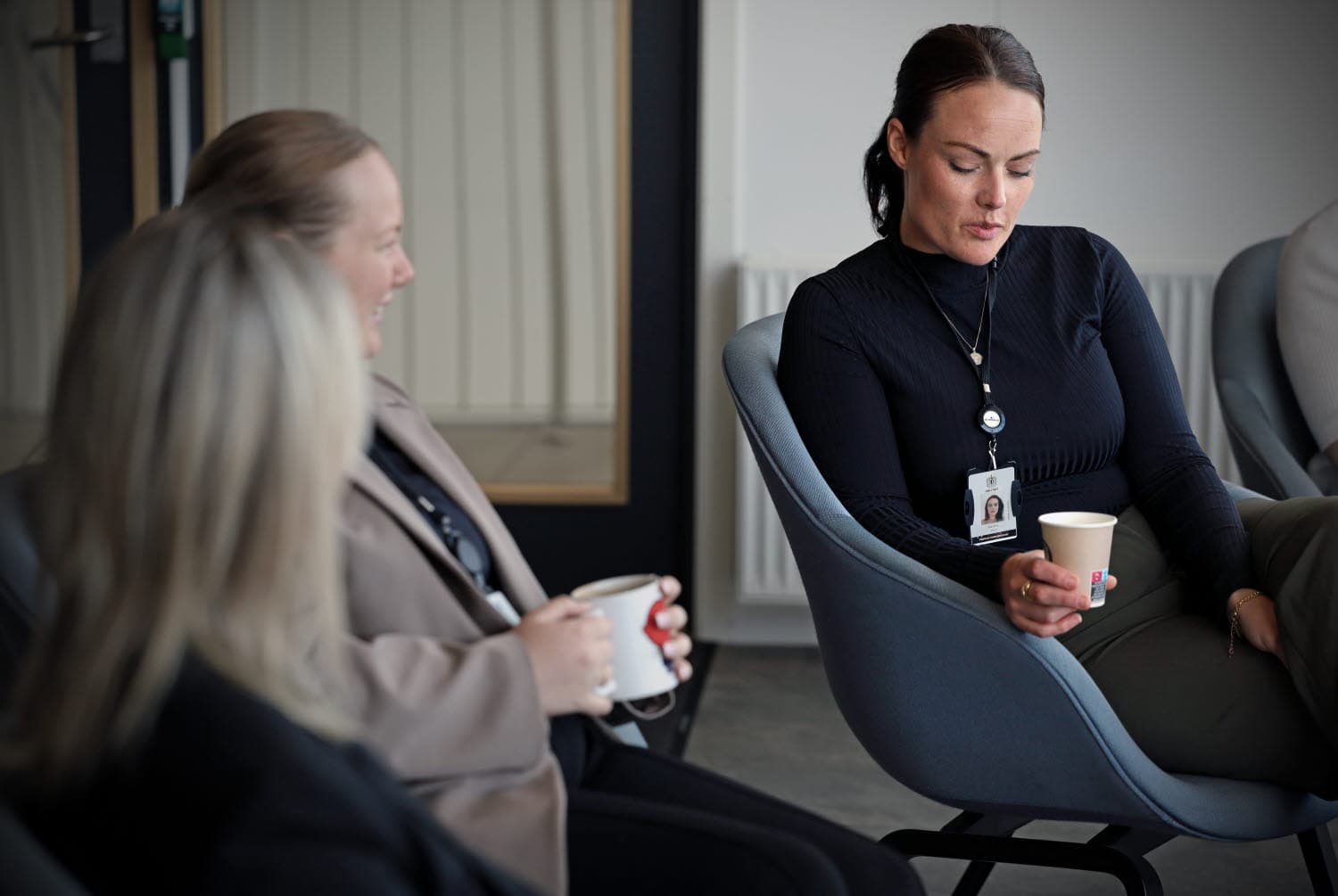 Tre medarbeidere sitter og snakker
