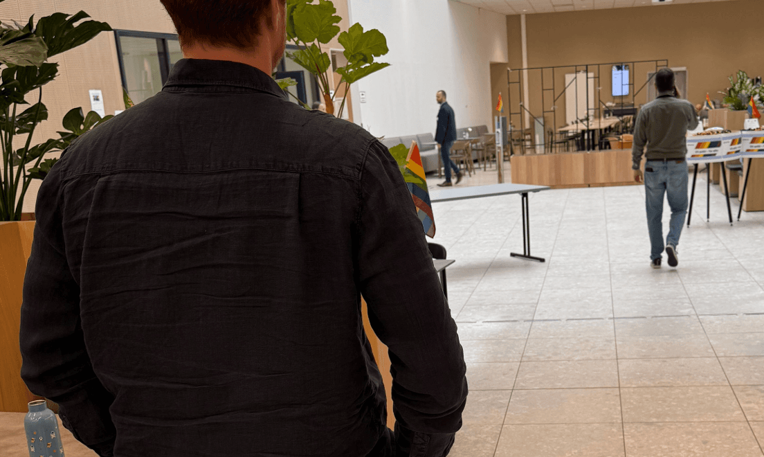 Mann sett bakfra på arbeidsplass.