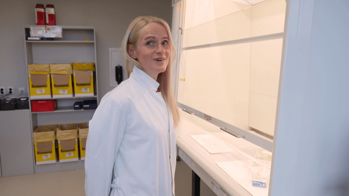 I laboratoriet undersøkes beslag som gjøres av politi og tollvesen. 