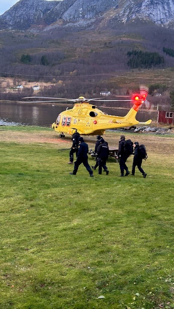 Politiet transporteres inn til funnstedet med helikopter