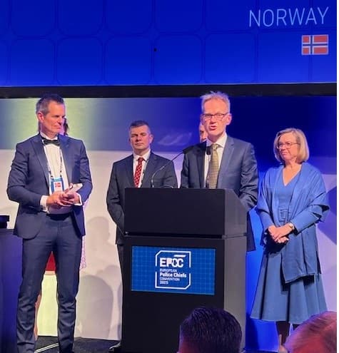 Fra prisutdelingen i Haag. Kriminaltekniker Kjeld Hendrik Helland Hansen (t.v.) og politidirektør Håkon Skulstad (nr 2 f.v.) sammen med Europols leder Cathrine de Bolle (t.h). 