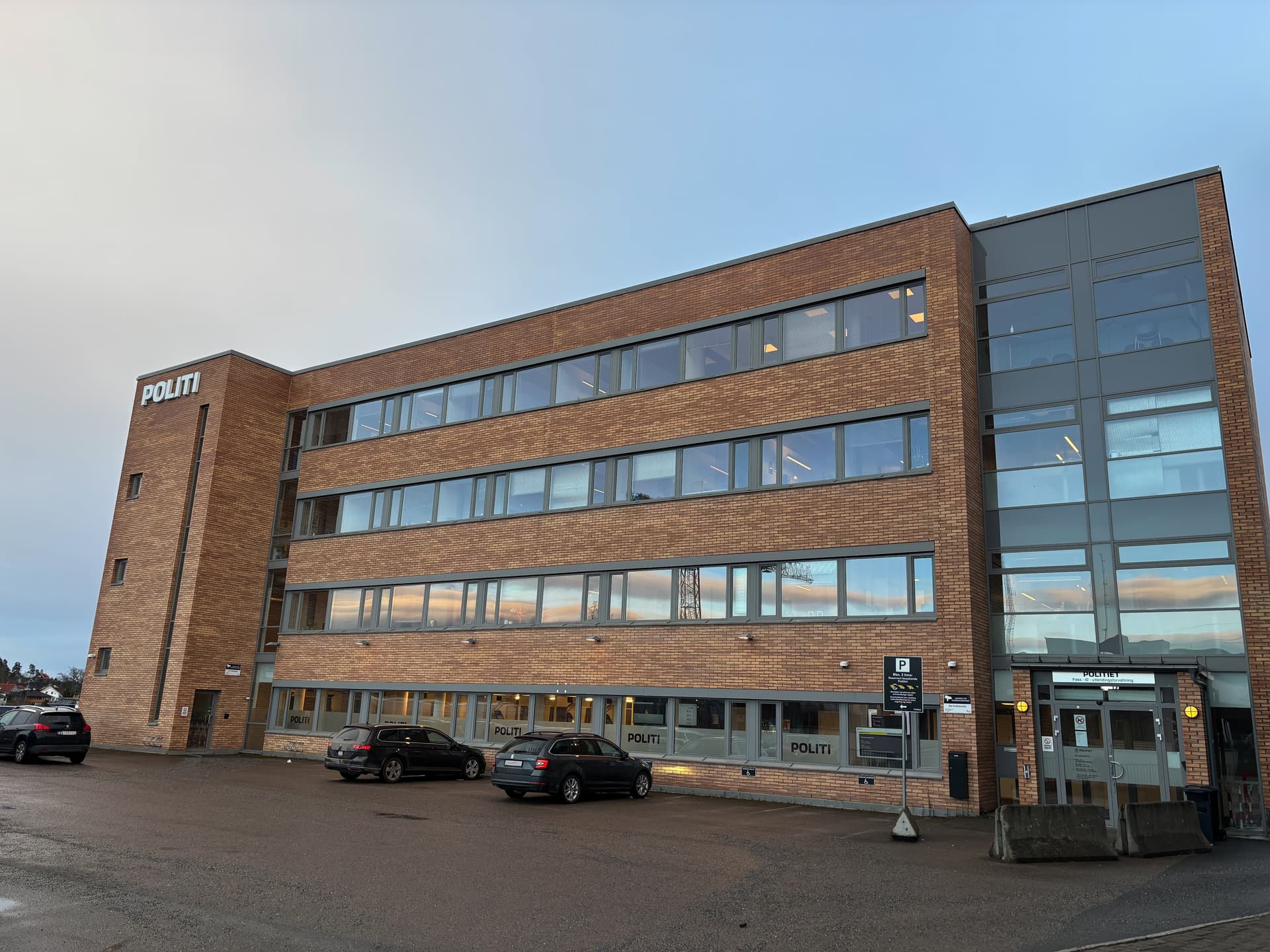 Pass og ID finner du i disse lokalene i Tinghusveien 28 i Ski. Parkering for kunder er på plassen foran bygget.