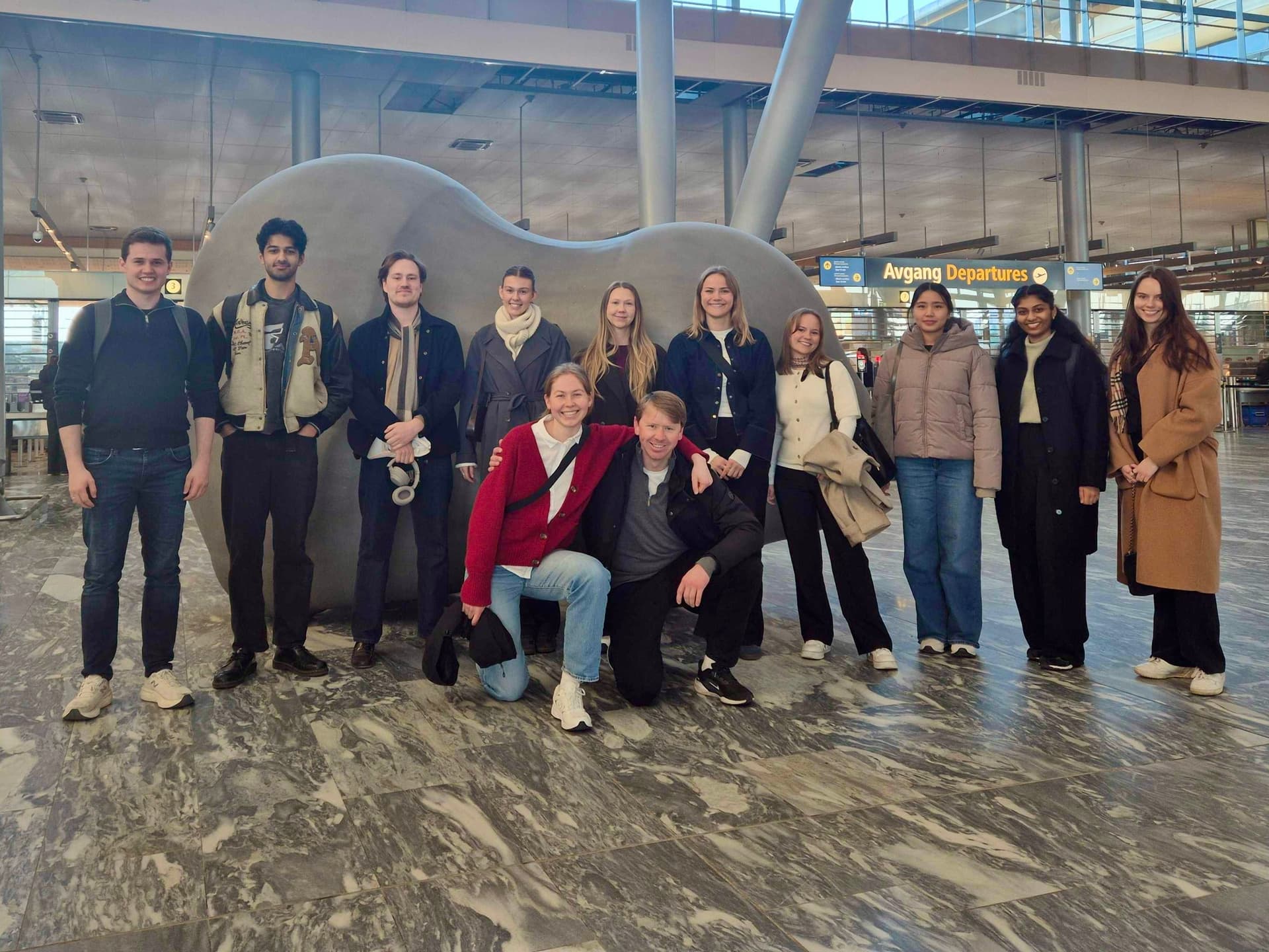 En stor gjeng med PITRekrutter står samlet inne på Gardermoen flyplass.