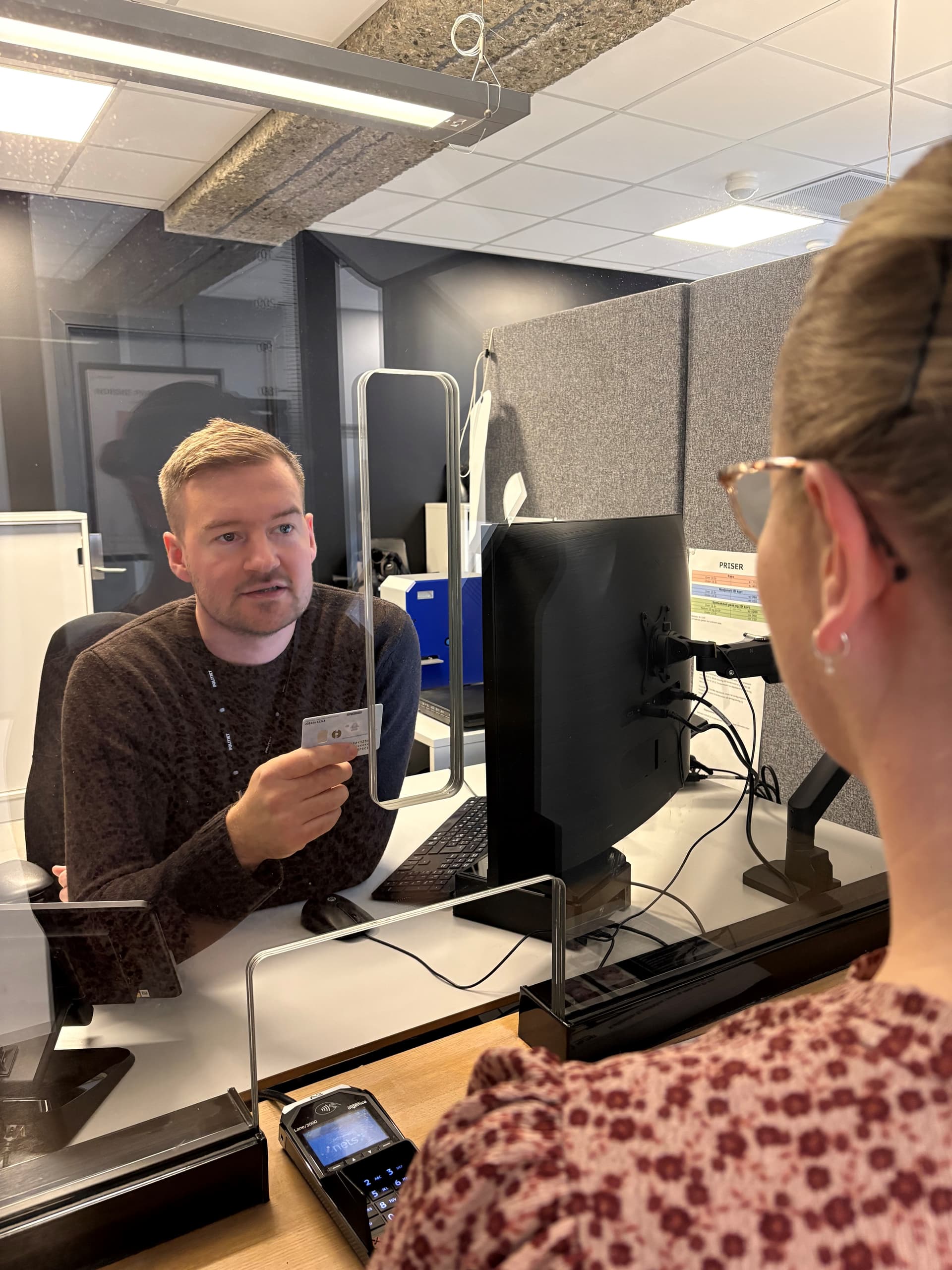 Førstekonsulent Magnus Breidvik er blant de som nå skal betjene utenlandske statsborgere som ønsker nasjonalt ID-kort.