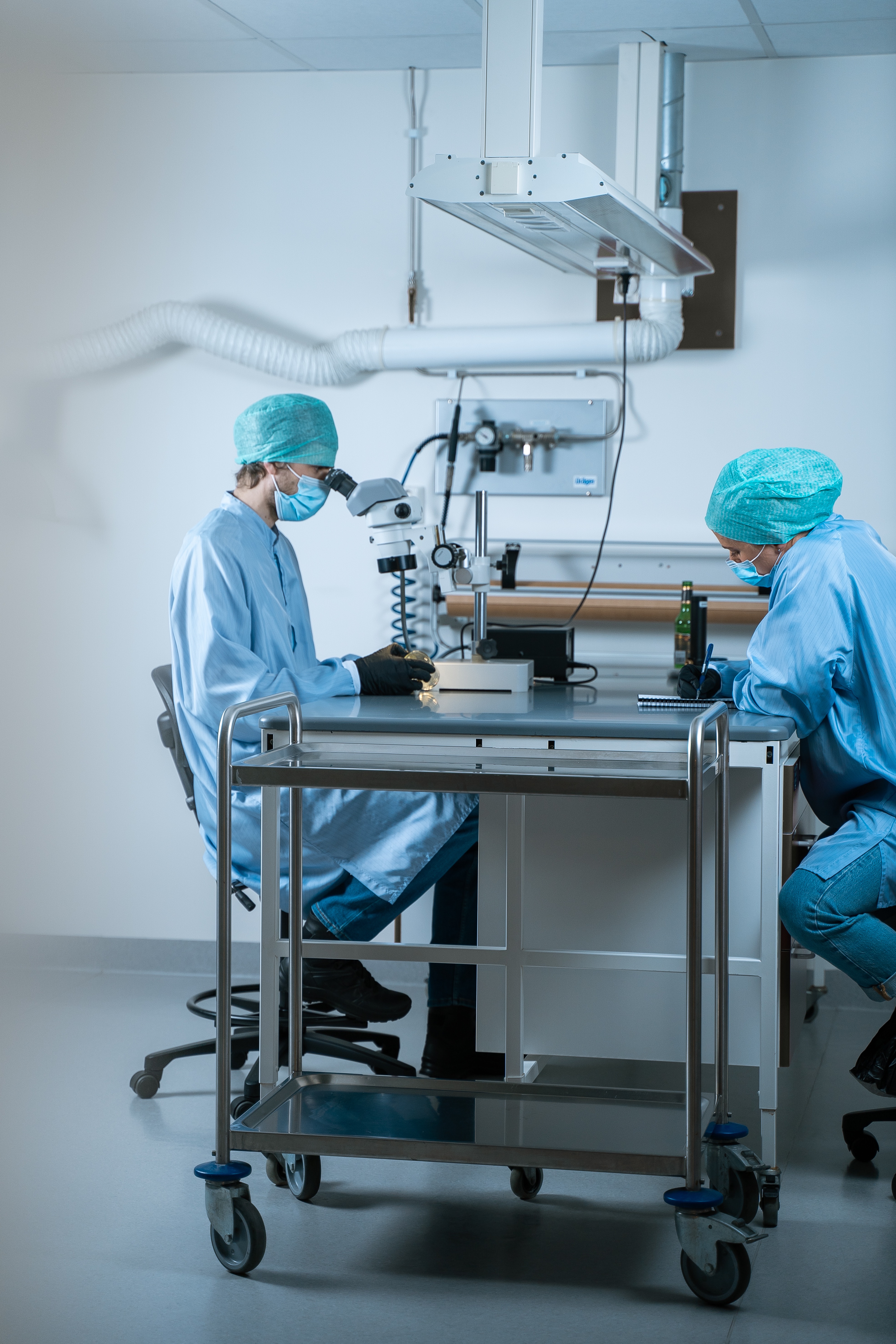 Illustrasjonsbilde av kriminalteknikere som jobber i lab
