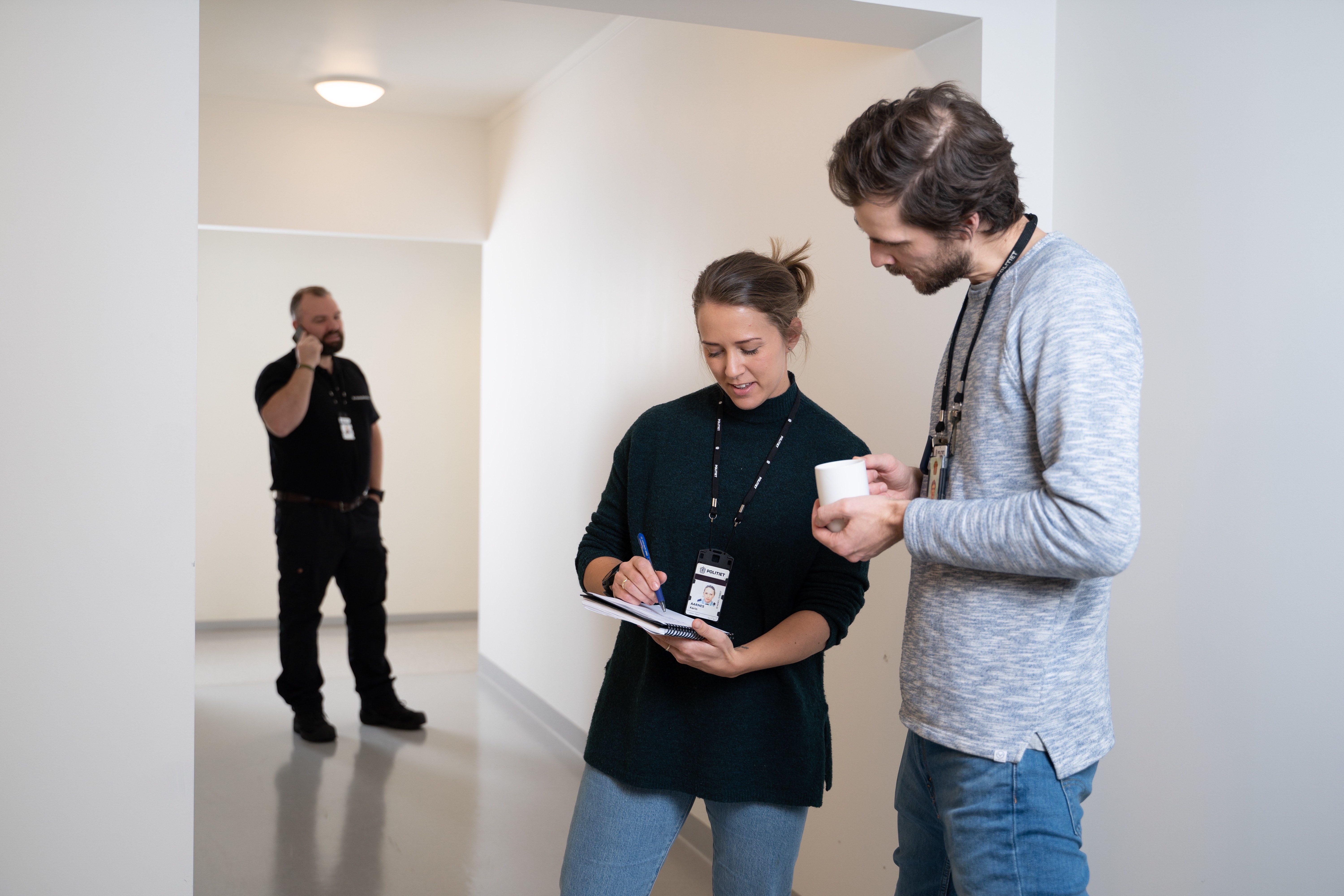 Illustrasjonsbilde av kollegaer i politiet som snakker sammen