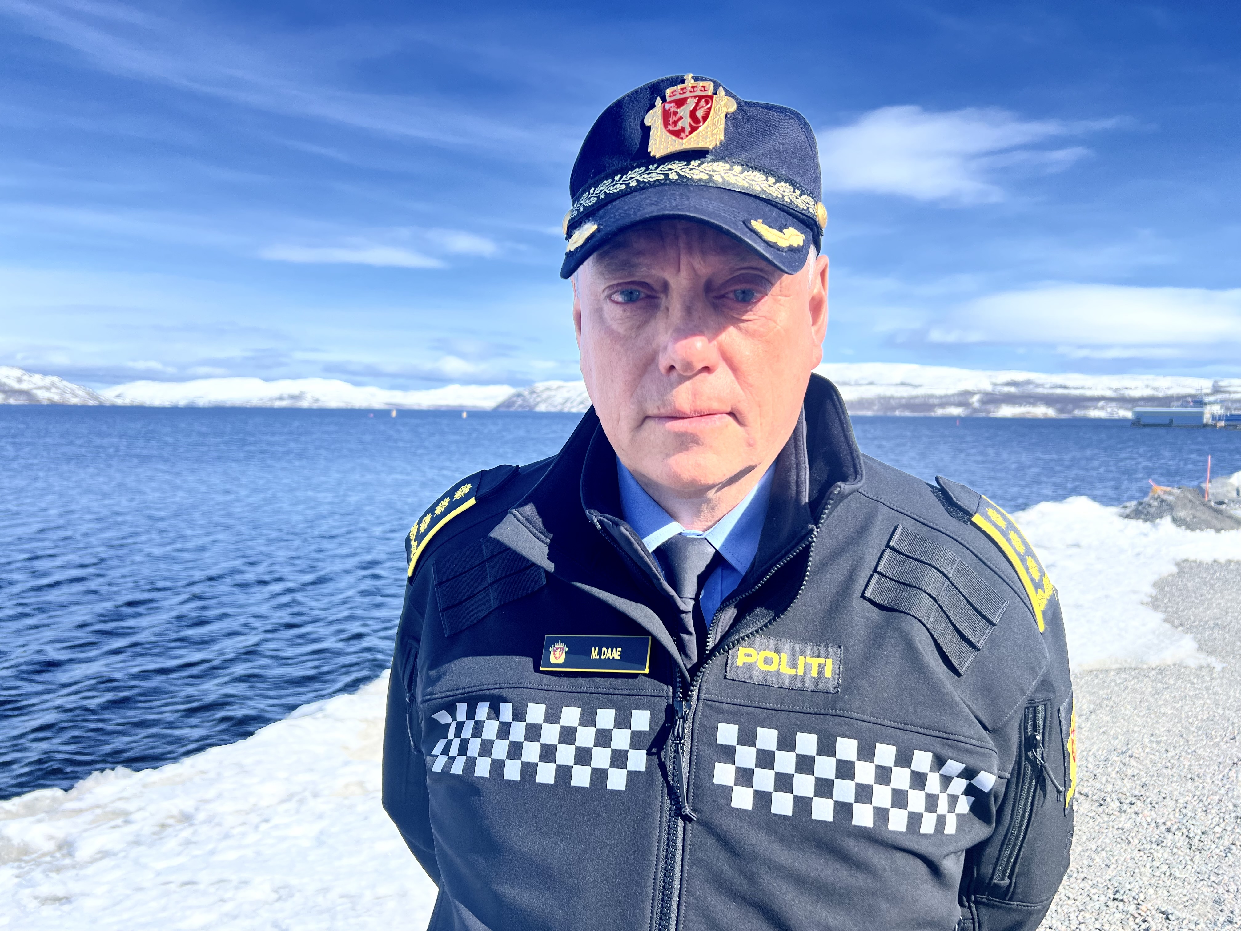 Politiet har så langt i saken siktet til sammen 13 personer. Ni av de siktede er avhørt og løslatt etter avhør. I tillegg er åtte selskaper siktet i saken. Politiet har siden i går jobbet med avhør av de siktede samt vitneavhør. -Jeg kan ikke gå konkret inn på hva som har framkommet i avhørene, men ingen av de siktede erkjenner straffskyld, samtidig mener politiet at flere av dem gjennom sine forklaringer har knyttet seg til forhold som er ulovlige og kan medføre straffeansvar, sier politiinspektør Morten Daae i Finnmark politidistrikt. I forbindelse med ransakelsene som ble gjort i går ble det gjort funn av store mengder fisk og kongekrabbe. -Det er snakk om et titalls tonn med fisk og kongekrabbe både fryst og levende krabbe som nå ettergås i forhold til rapportert fangst, ilandføring, samt knyttet til fangstdatoer og fredningsperioden for kongekrabbe. I tillegg ble det gjort funn en stor mengde kongekrabbe og laks som var utgått på dato og lagret på samme sted som fersk råstoff. Mattilsynet er varslet om dette. Selskapene mistenkes for betydelig underrapportering av ilandføring og salg både hva gjelder mengde og art. -Dette ser ut til å være gjort systematisk og tilrettelagt slik at fiskere har levert mer fisk og kongekrabbe, enten som en del av systemet eller følt seg presset til å levere mer enn hva som har blitt oppgitt i ilandføring- og sluttsedler. Vi etterforsker hele næringskjeden fra fiskere til oppkjøpere for å få et helhetlig bilde over hvordan dette har foregått og dersom noen har behov eller har informasjon som de ønsker å dele med politiet ber vi om at de tar kontakt med politiet på 02800. Politiet har tatt beslag i regnskapsbøker, digitale enheter som PC, telefoner også videre. Dette er nå sikret og skal gjennomgås. -Vi vil nå gjennomgå regnskapsbøker, journaler, billag med mer for å sammenligne med de tall som er oppgitt til fiskerimyndigheter, skattetaten, eksportdokumenter med mer. Dette er et betydelig arbeid som vil pågå i måneder framover. Dette arbeidet vil fiskeridirektoratet, skattetetaten og tolletaten også bidra inn i. Vi vil i dagene som kommer foreta flere vitneavhør og kan heller ikke se bort fra at det kan komme flere pågripelser. De siktede har pr nå ikke fått oppnevnt forsvarere da de ikke skal framstilles for varetektsfengsling