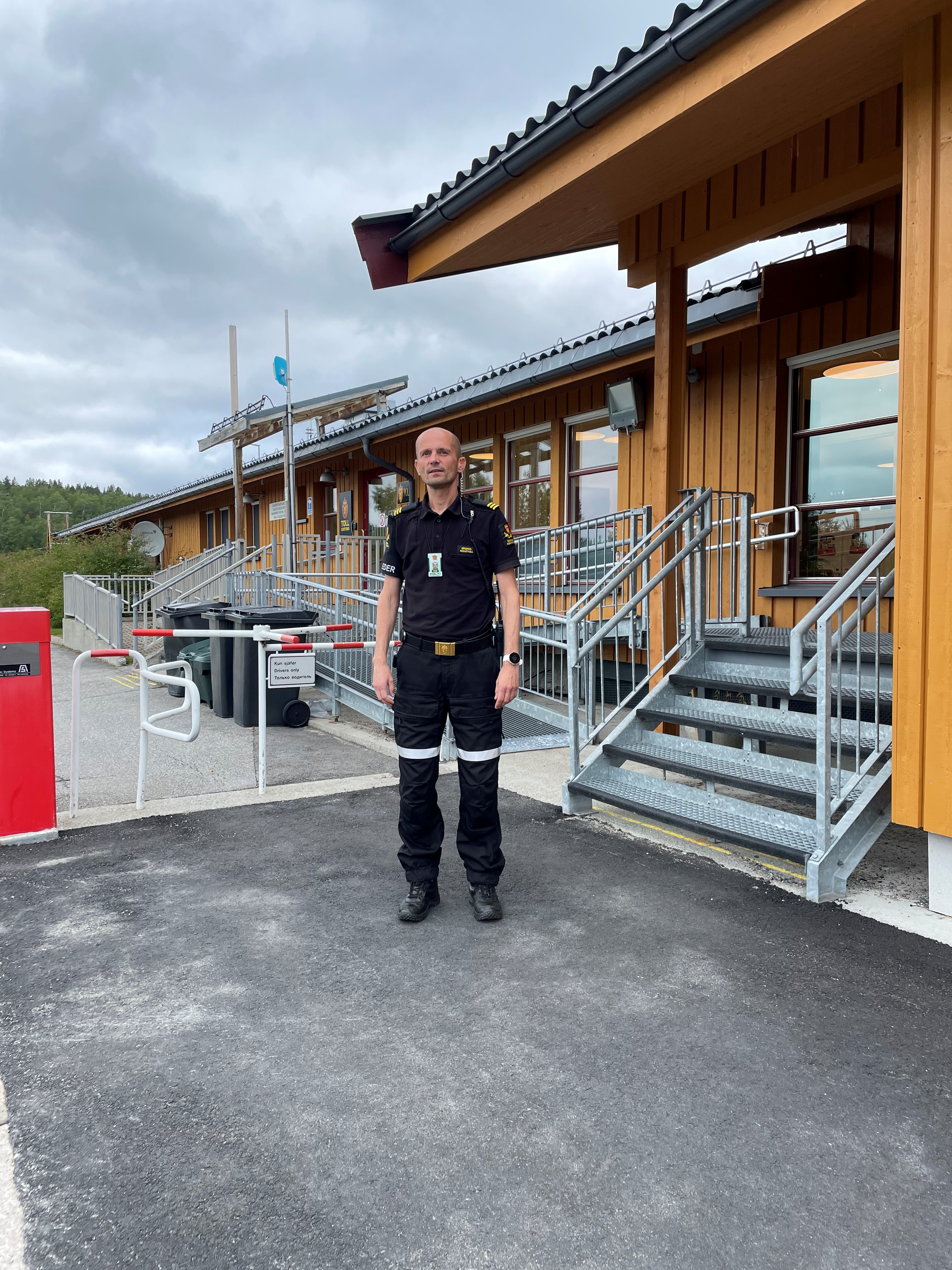 Vaktleder utenfor grensekontrollpunkt