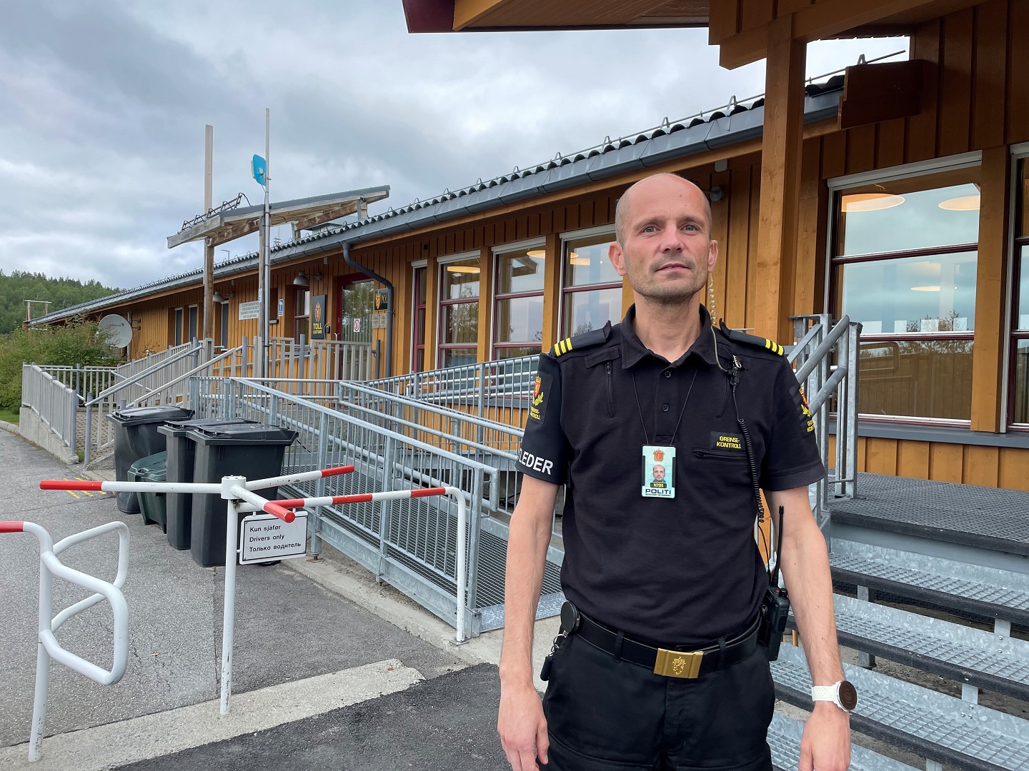 Vaktleder står utenfor grensekontrollpunktet på Storskog