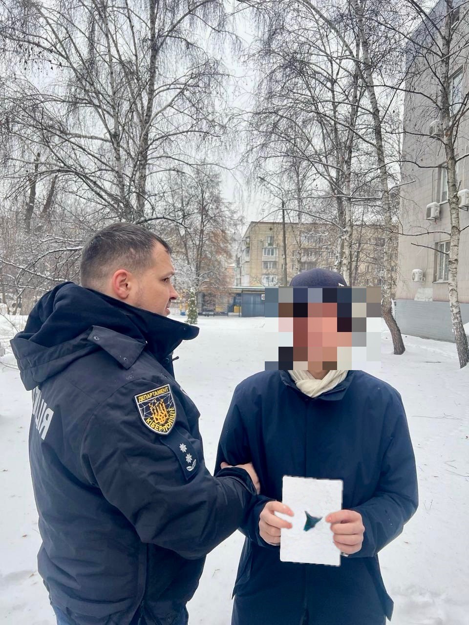 Bedrageridømt nordmann pågrepet i Ukraina. Står ved siden av ukrainsk politibetjent. 