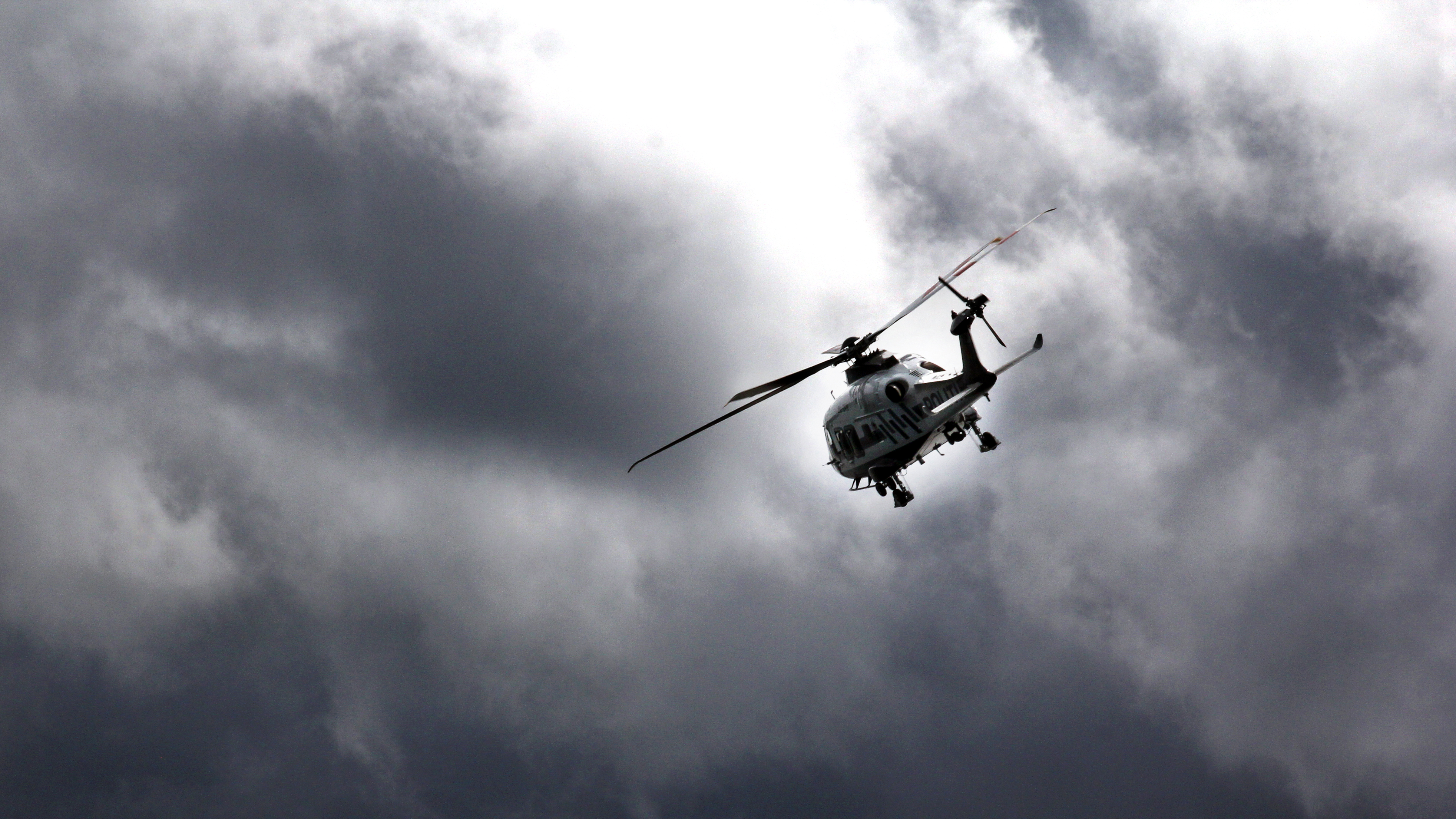 Illustrasjonsbilde for politiets trusselvurdering. Helikopter i mørkt vær.