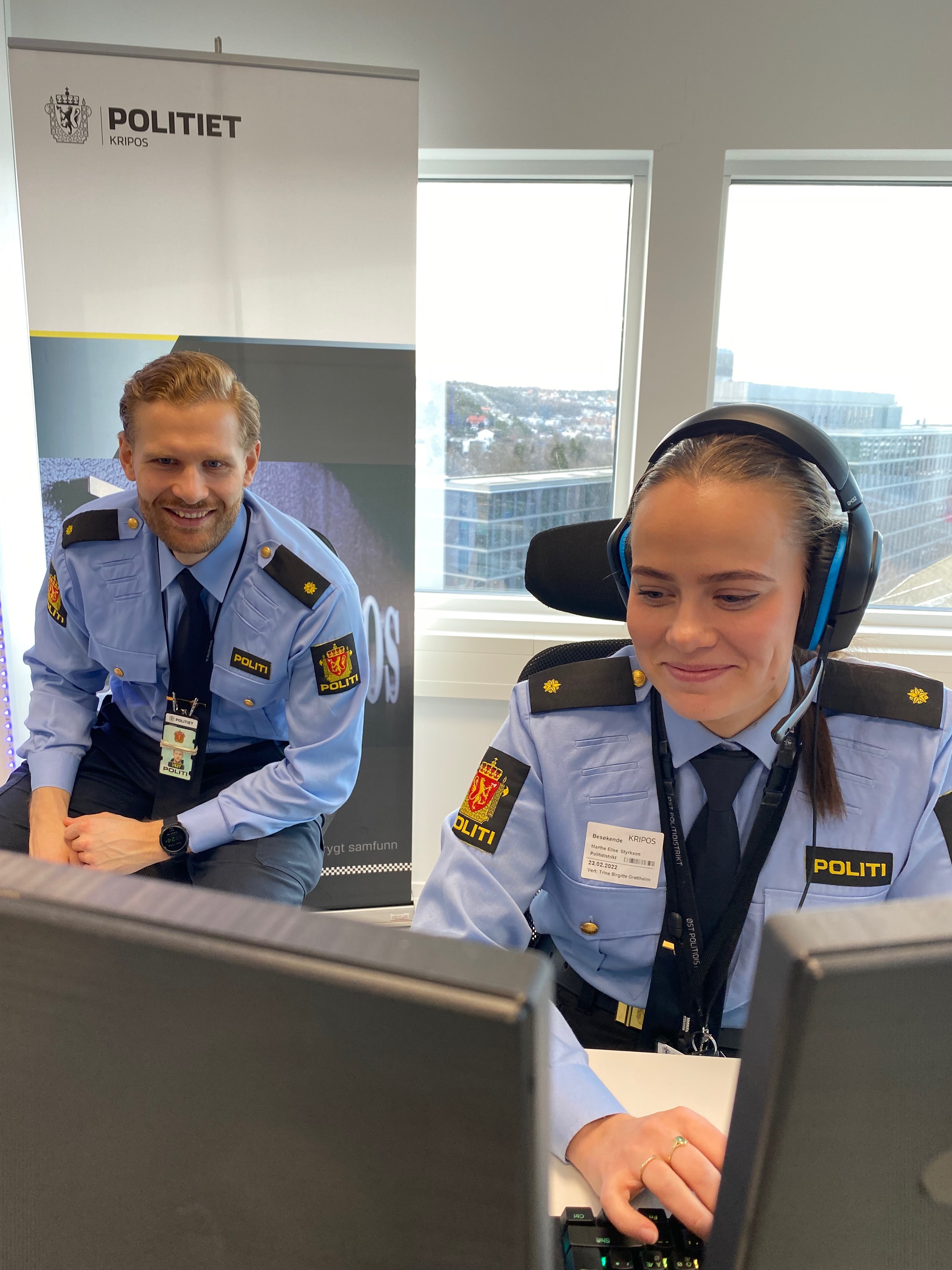 To politibetjenter som gamer med barn
