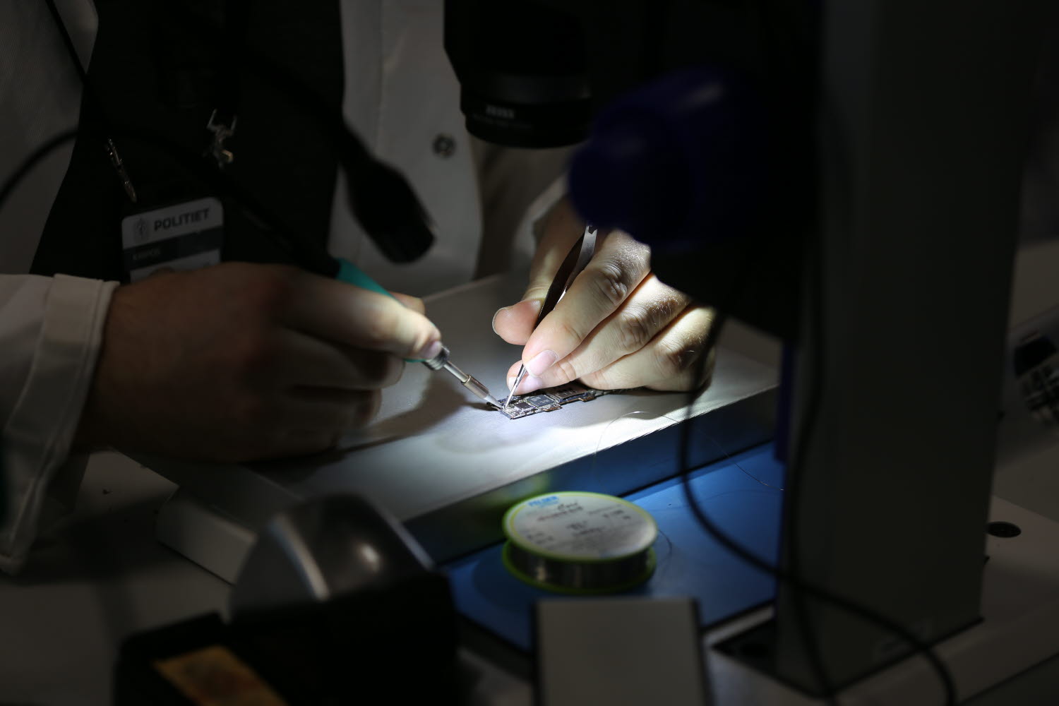 Undersøkelse i mikroskop.