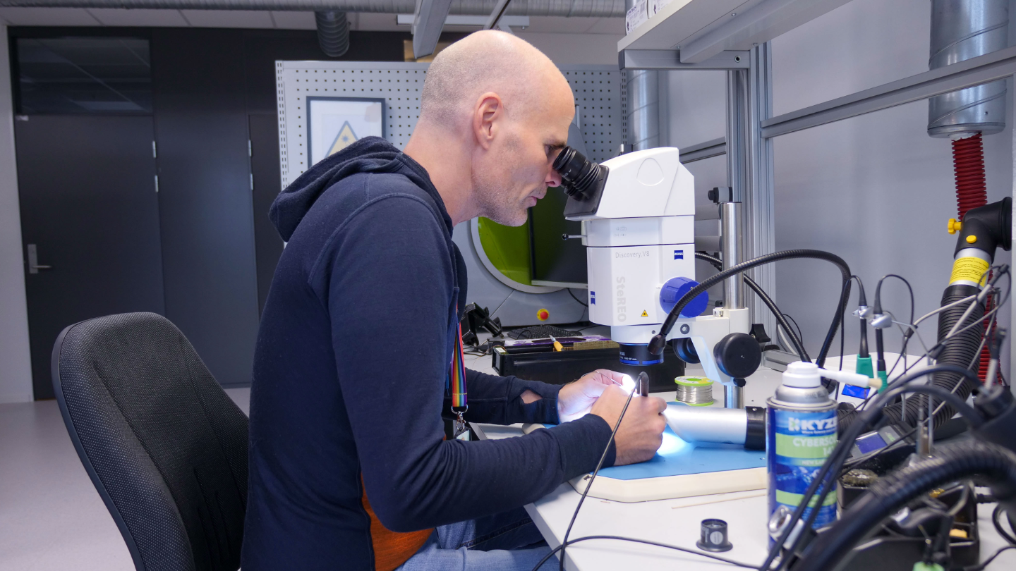 Elektroniske beslag undersøkes i mikroskop.