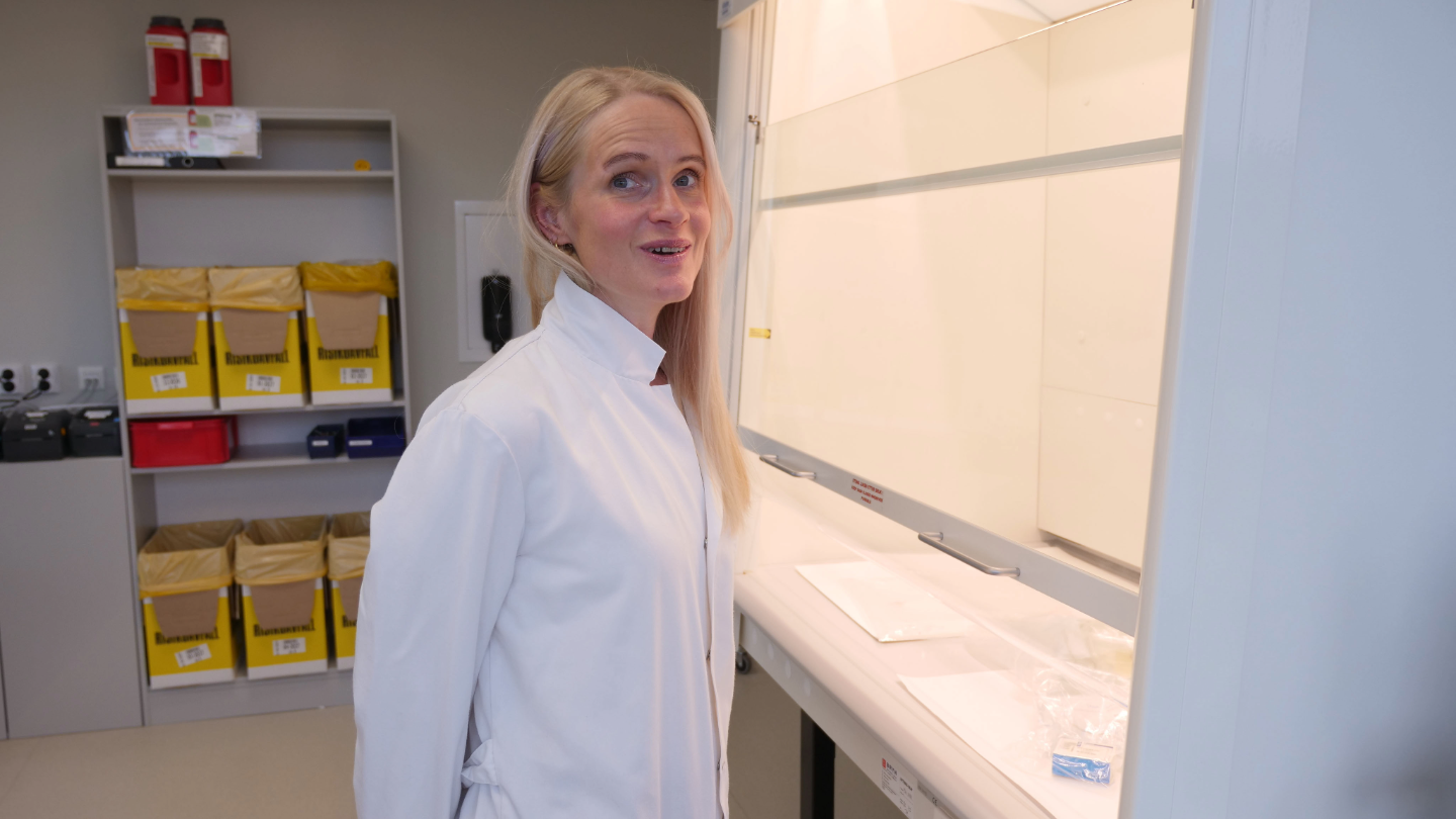 Kvinne i kriminalteknisk laboratorium. 