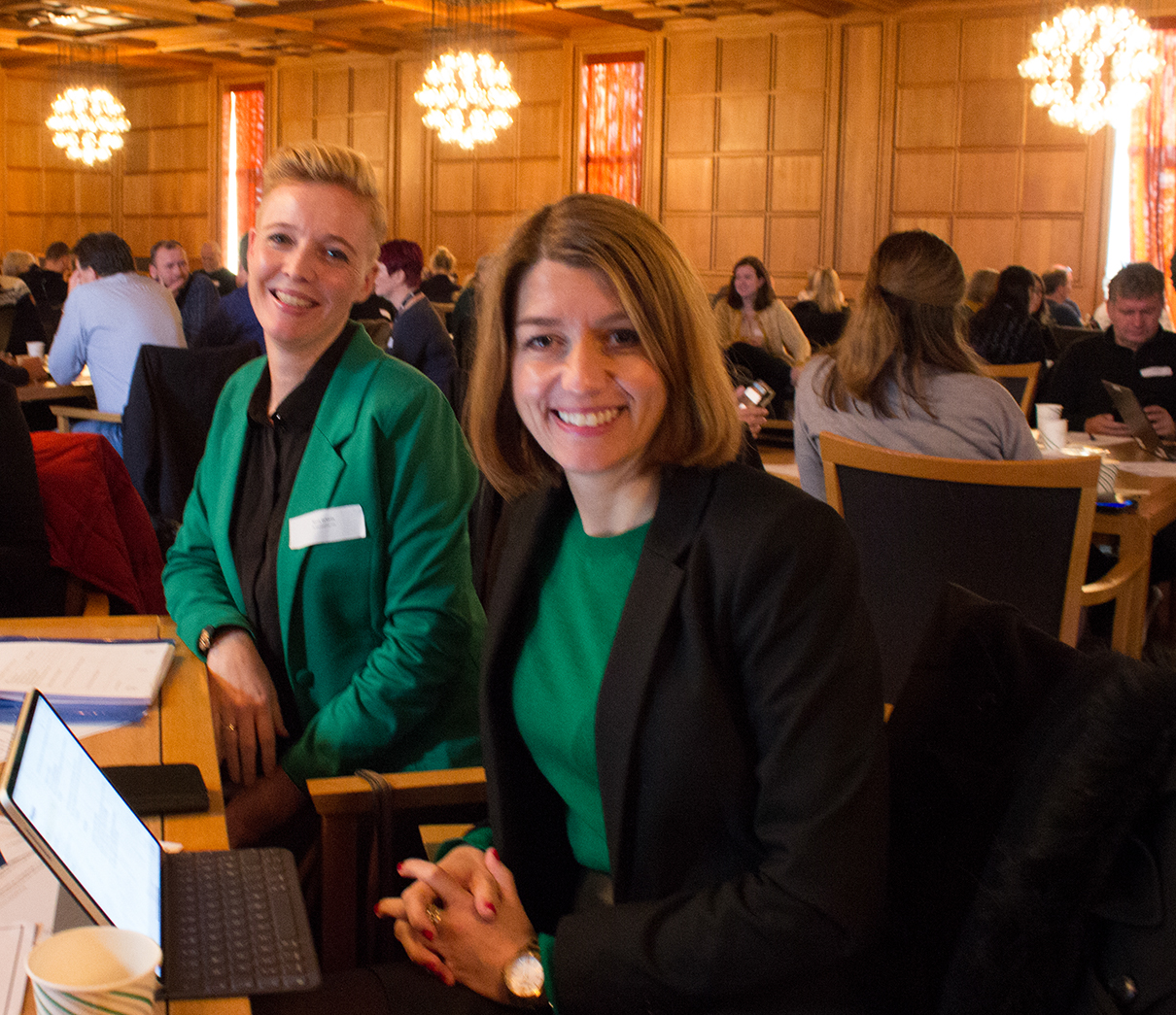 Statssekretær Guro Angell Gimse fra Arbeids- og sosialdepartementet sammen med en av deltakerne på konferansen.