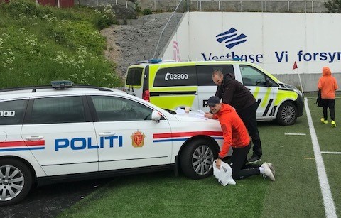 Politibil og elever
