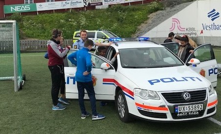 Politibil og elever