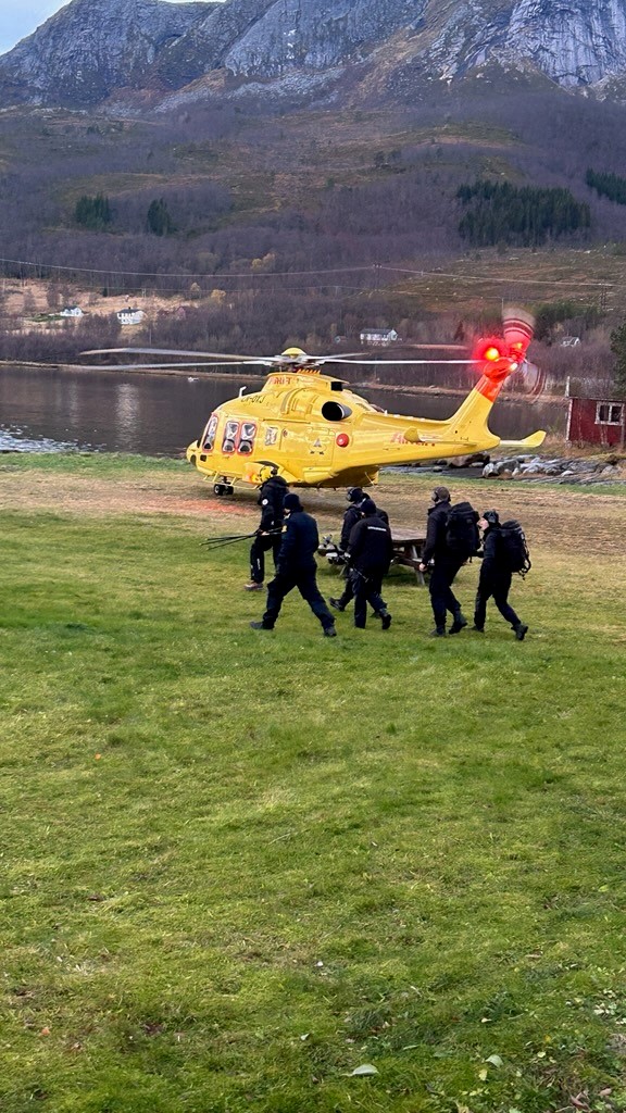 Politiet transporteres inn til funnstedet med helikopter