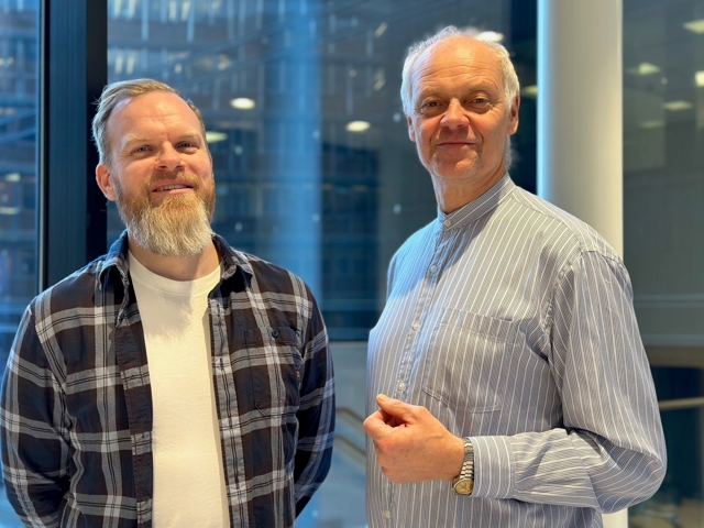 Claes Lyth Walsø og Tage Stabell-Kulø foran et vindu