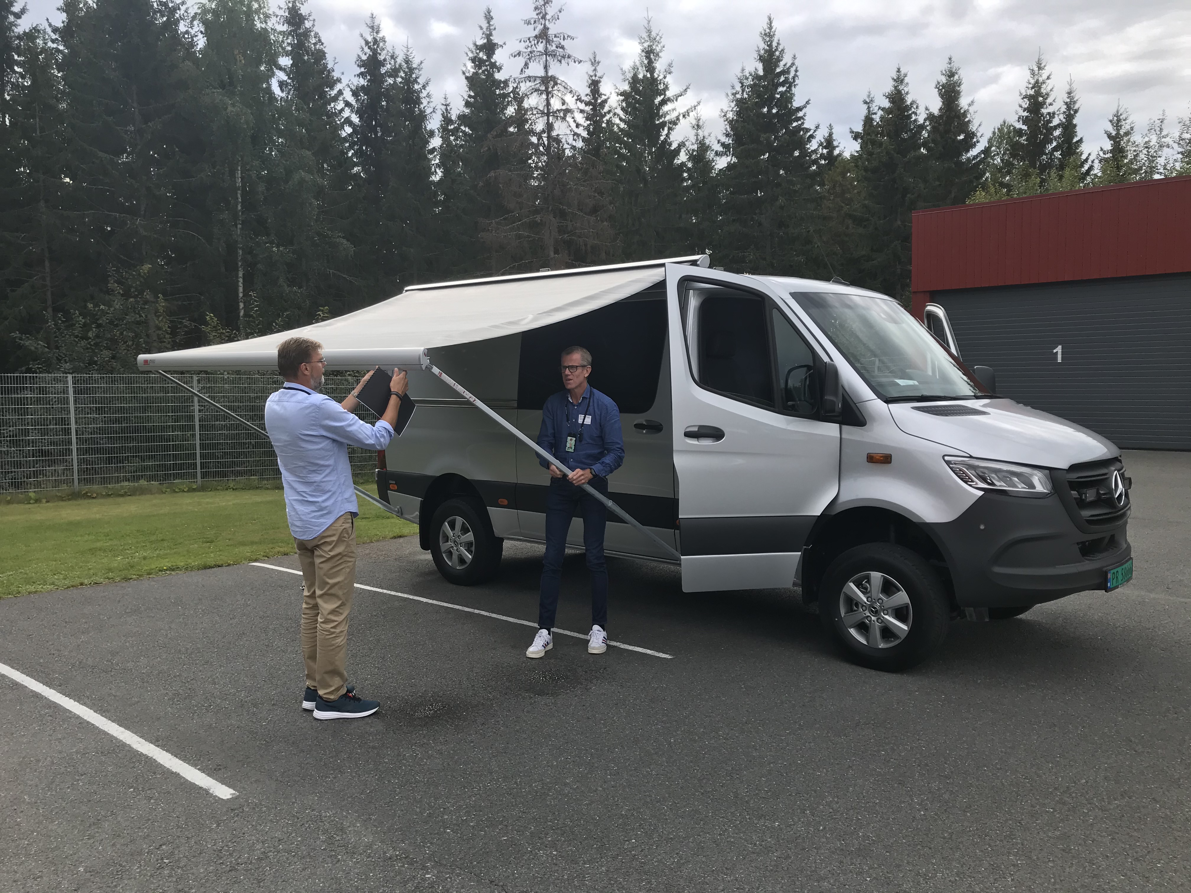 Den nye kriminalteknikerbilen har mange smarte finesser innendørs. Arild tror "telt-duken" på utsiden betyr minst like mye for krimteknikerne.