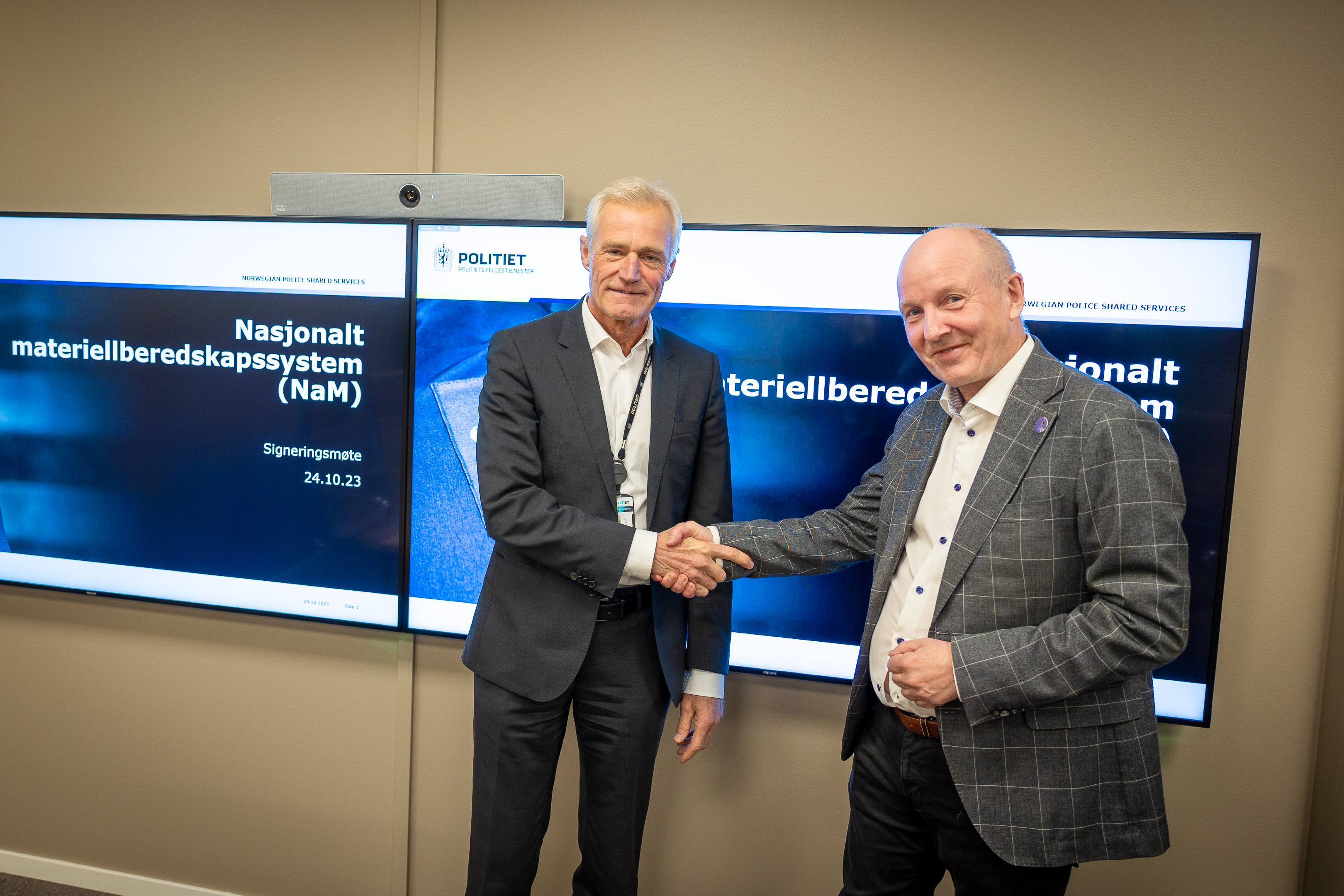 – Dette er et etterlengtet system og en gladnyhet for hele politiet, sa Helge Clem da kontrakt om nasjonalt materiellberedskapssystem ble signert med IFS Norge AS ved Glenn Arnesen, President Global Install Base.