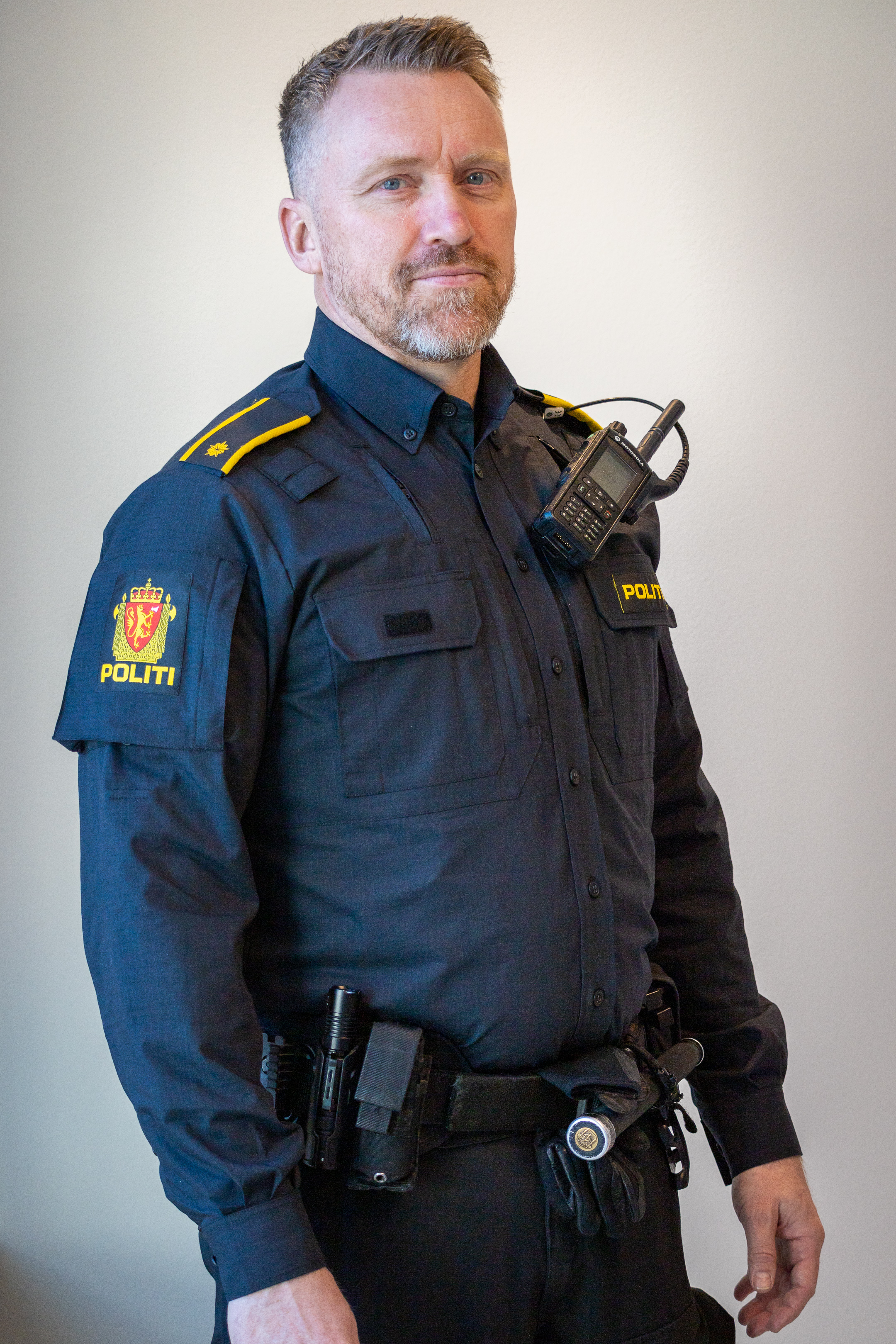 Politimann med ny arbeidsskjorte