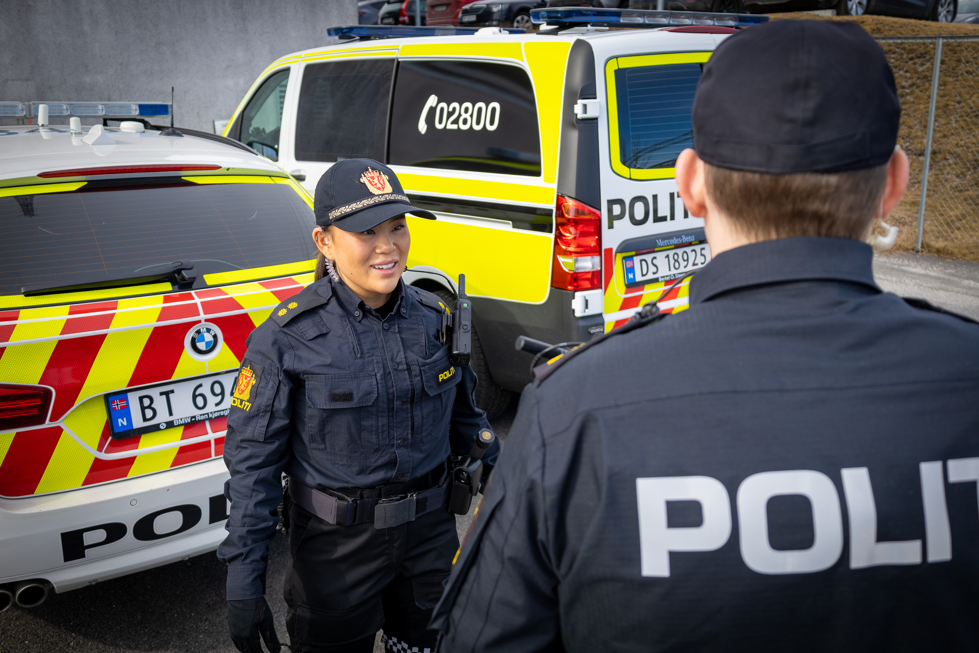 Politikvinne og politimann med ny arbeidsskjorte