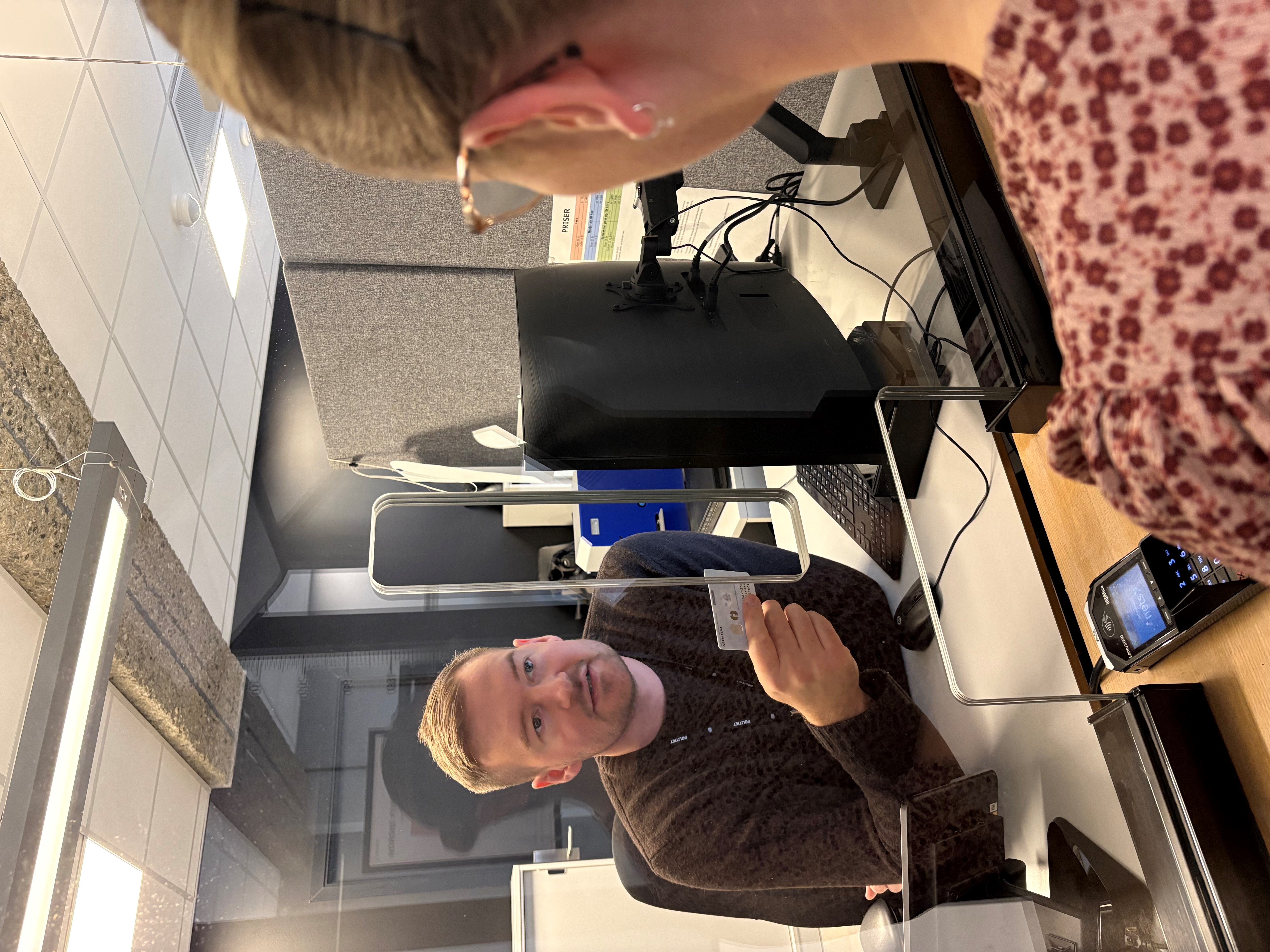 Førstekonsulent Magnus Breidvik er blant de som nå skal betjene utenlandske statsborgere som ønsker nasjonalt ID-kort.