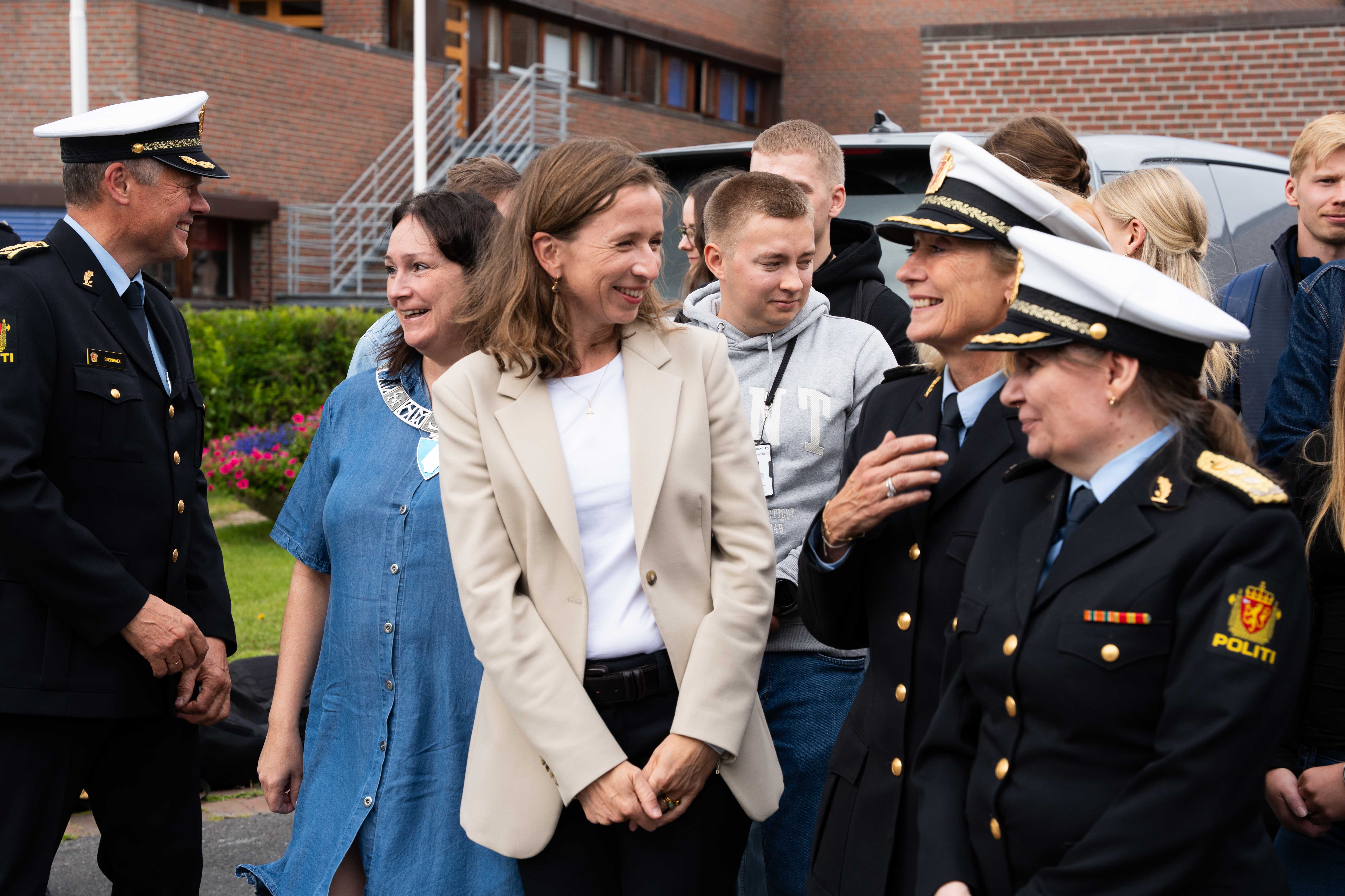 Justis- og beredskapsminister Astri Aas-Hansen, rektor Nina Skarpenes og politimester Ellen Katrine Hætta deltok på markeringen i Alta.