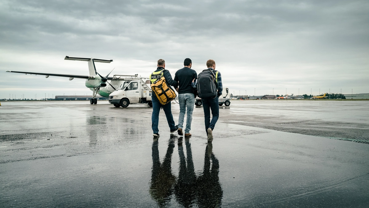 Uttransport av person uten lovlig opphold