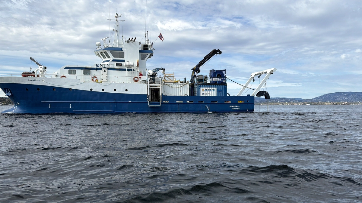 Foto av NTNUs forskningsfartøy Gunnerus ligger på vannet. 